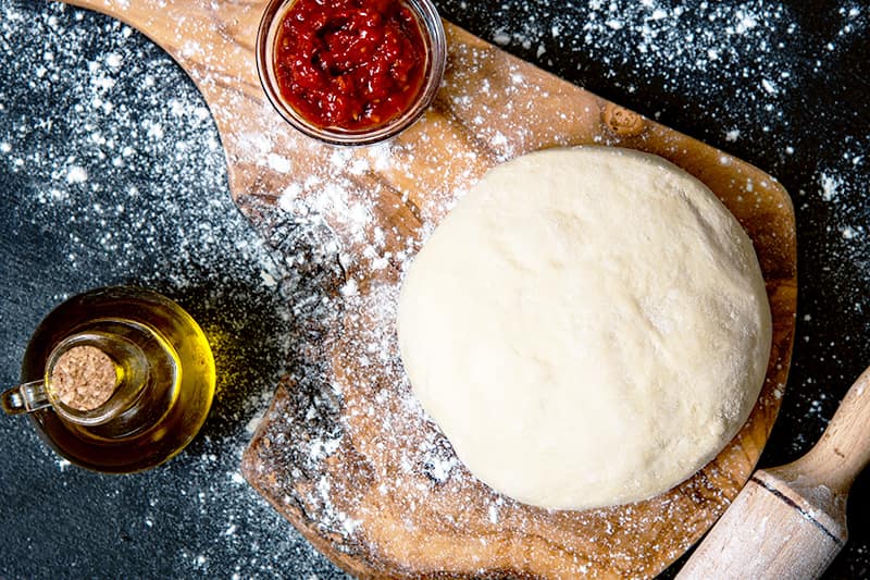Impasto pane e pizza con olio d'oliva